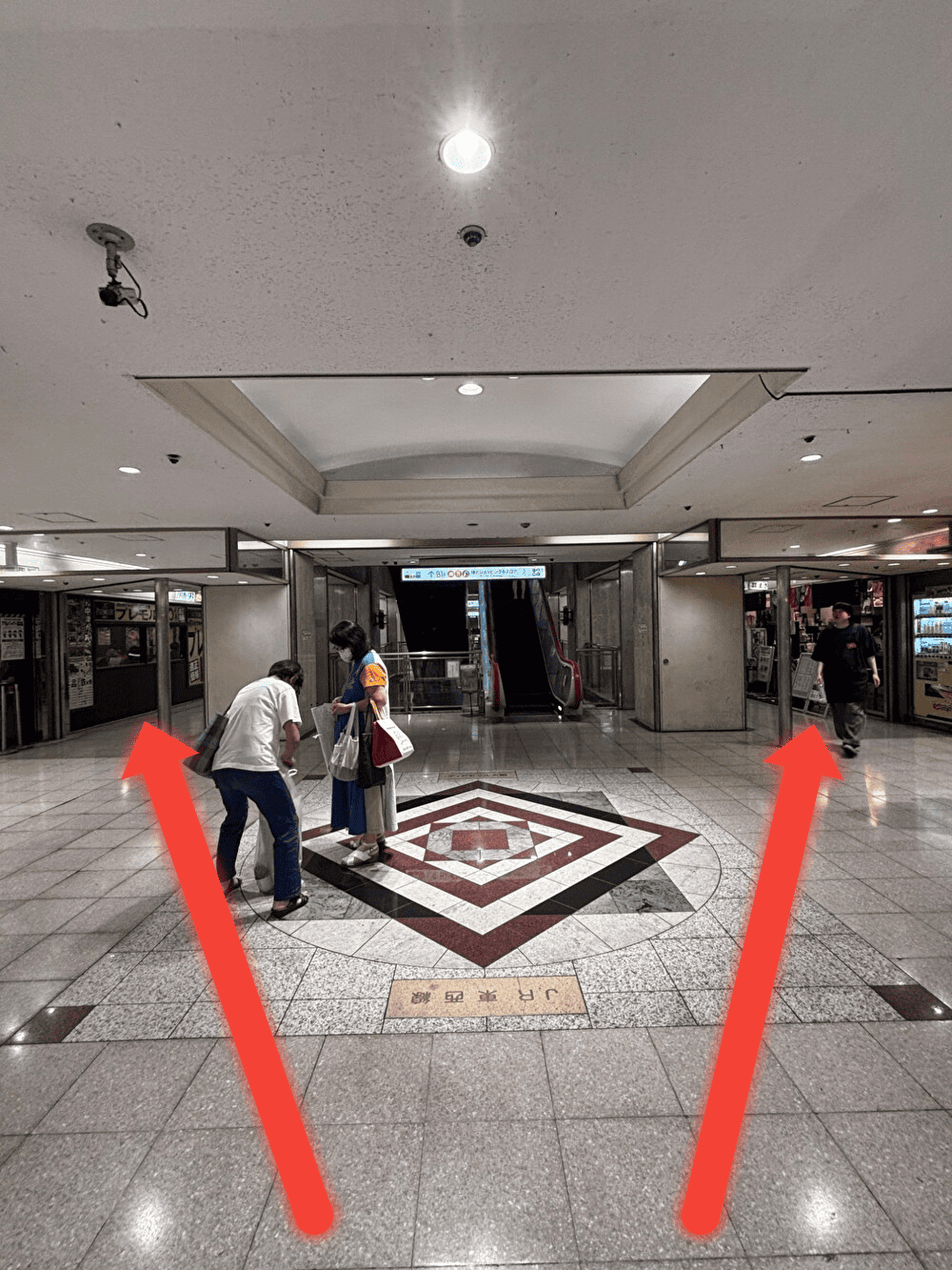 エスカレーターには乗らず、2つに分かれる道を直進します。